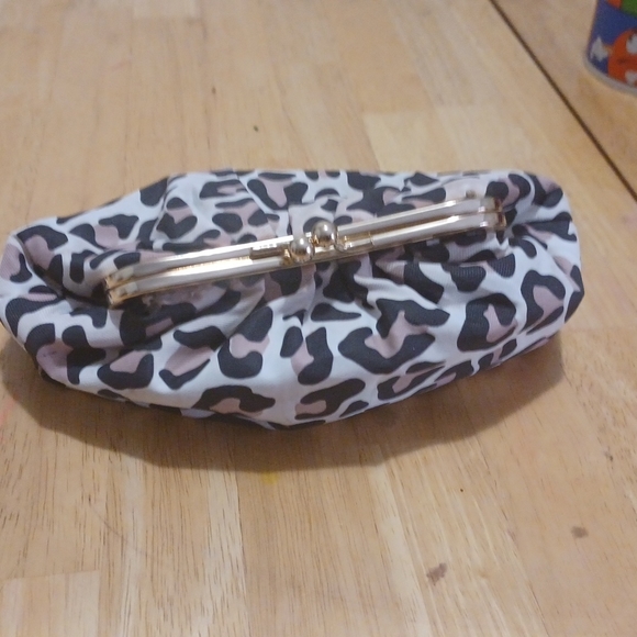 Small Leppard Print Cluth - Picture 2 of 2